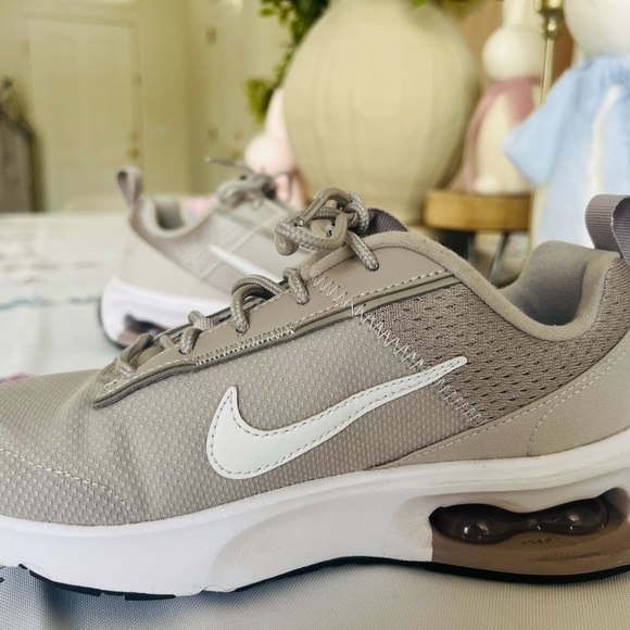 Nike AirMax Sz 5.5 - Picture 2 of 11